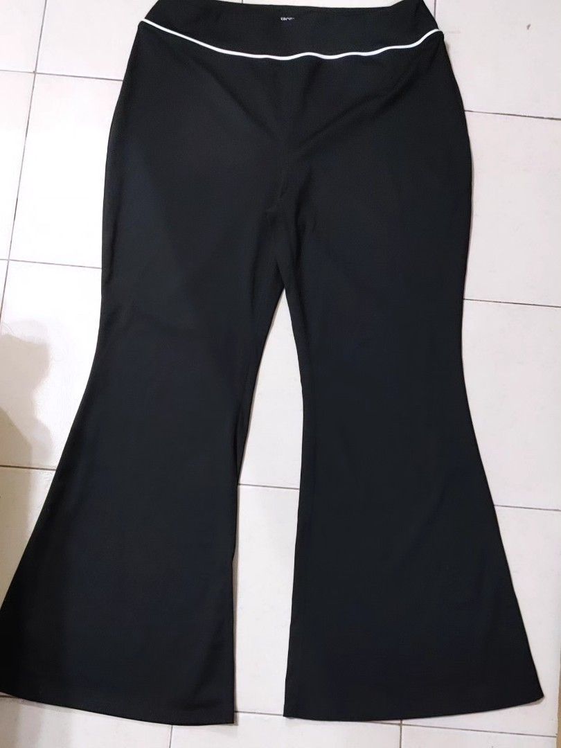 Sporty cider Black Flare Pants (Category: Activewear) located in Quezon City. Submitted by chph2nd (Listing ID 1431141337, Image 1). Description: .