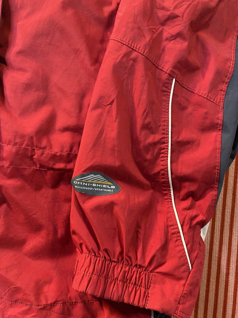 Spyder Red Jacket (Category: Coats, Jackets and Outerwear) located in Manila. Submitted by j4y_thrift2.0 (Listing ID 1431036282, Image 3). Description: .