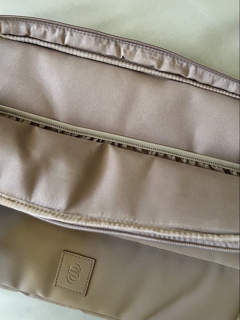 Straightforward Laptop Sleeve (Category: Laptop Bags & Sleeves) located in Dumaguete. Submitted by txshxr (Listing ID 1431036209, Image 2). Description: Straightforward Marta Laptop Sleeve Length: 16” Height: 12” Depth: 1 1/2” Fits up to 15” laptop RFS: Size is too big for my laptop.