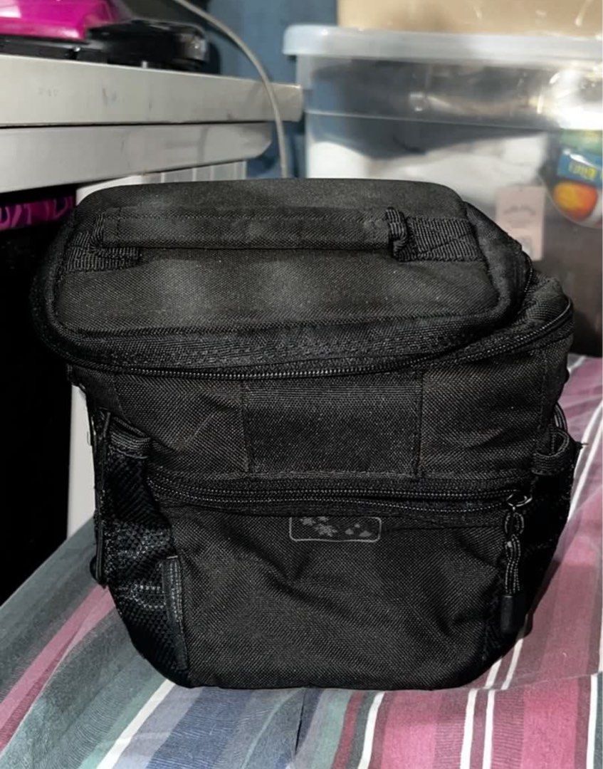 Tenba Camera Bag (Category: Camera Bags & Carriers) located in Quezon City. Submitted by hgaby (Listing ID 1431152923, Image 2). Description: price is negotiable unfortunately po, wala na po siyang string and medyo marumi lang po dahil naka-store lang po siya for years already 🥹 yung front zipper po hindi mabuksan pero pwede pa po siyang marestore with WD-40 spray.