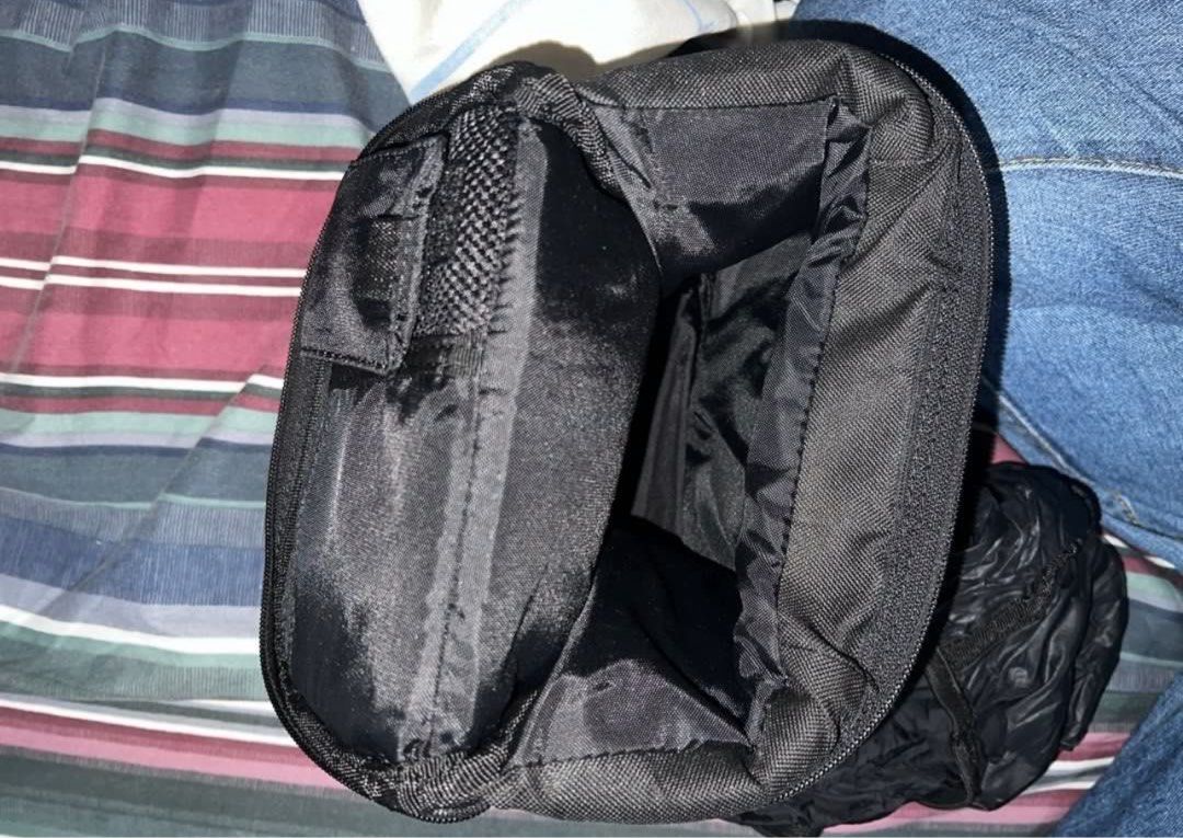 Tenba Camera Bag (Category: Camera Bags & Carriers) located in Quezon City. Submitted by hgaby (Listing ID 1431152923, Image 3). Description: price is negotiable unfortunately po, wala na po siyang string and medyo marumi lang po dahil naka-store lang po siya for years already 🥹 yung front zipper po hindi mabuksan pero pwede pa po siyang marestore with WD-40 spray.