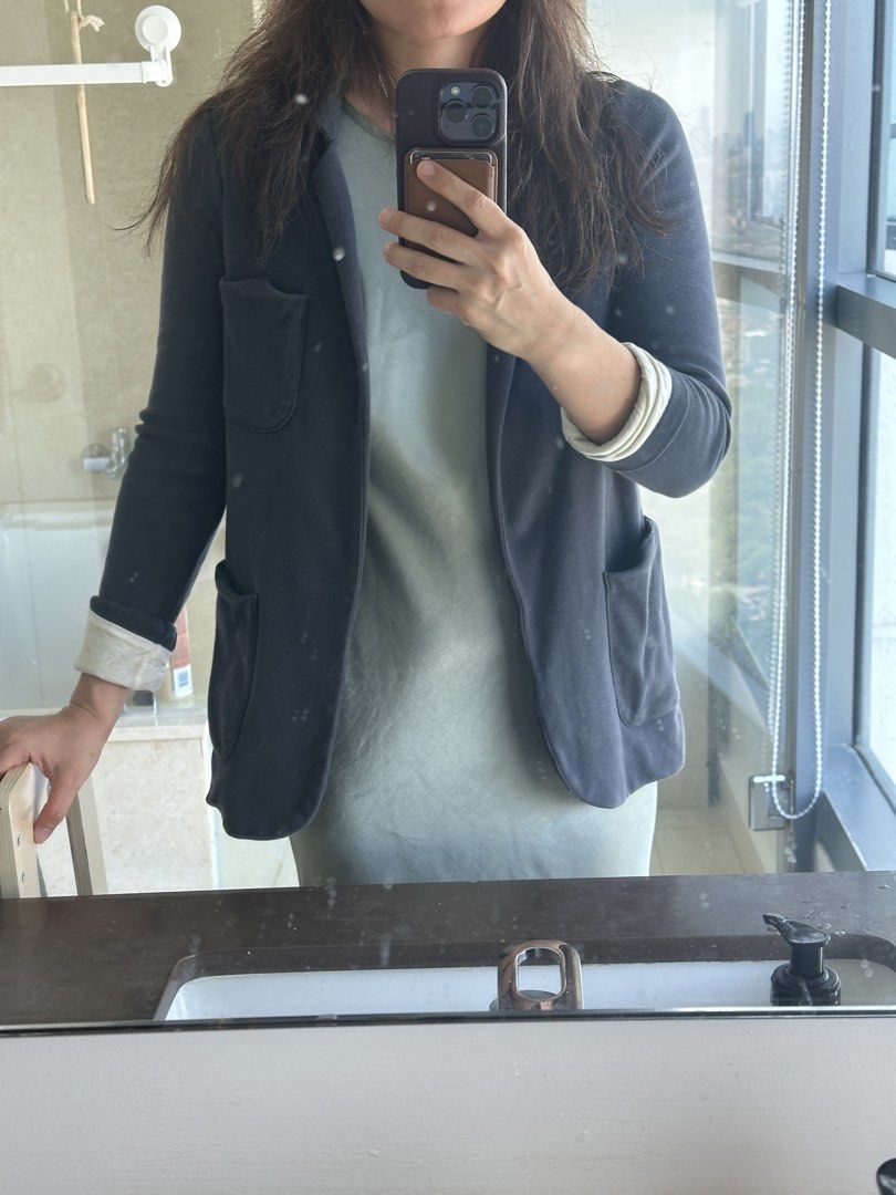 Topshop Cotton Navy Blue Blazer (Category: Coats, Jackets and Outerwear) located in Makati City. Submitted by arata_ (Listing ID 1431043748, Image 2). Description: - Topshop Navy Blue Blazer 100% cotton - Size: UK 8 / US 4 / EU 36 - Features a unique heart print lining - Stylish and versatile - 100% cotton Made in Mauritius .