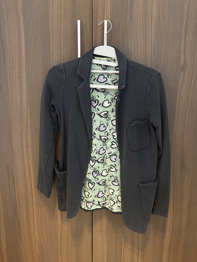 Topshop Cotton Navy Blue Blazer (Category: Coats, Jackets and Outerwear) located in Makati City. Submitted by arata_ (Listing ID 1431043748, Image 1). Description: - Topshop Navy Blue Blazer 100% cotton - Size: UK 8 / US 4 / EU 36 - Features a unique heart print lining - Stylish and versatile - 100% cotton Made in Mauritius .