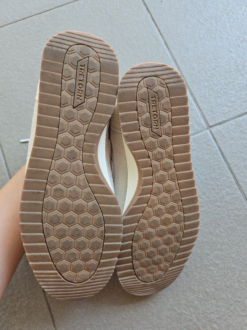 Tretorn Hailey Sneakers - Size 7.5 (Category: Sneakers) located in Muntinlupa City. Submitted by ycslash98 (Listing ID 1430987863, Image 3). Description: Tretorn Hailey sneakers in a cream and light pink colorway. Features a leather and man-made upper. The size is 7.5M. The soles have a unique hexagonal pattern. The insole has "Tretorn Comfort Insole System" printed on it. The shoes have white laces..