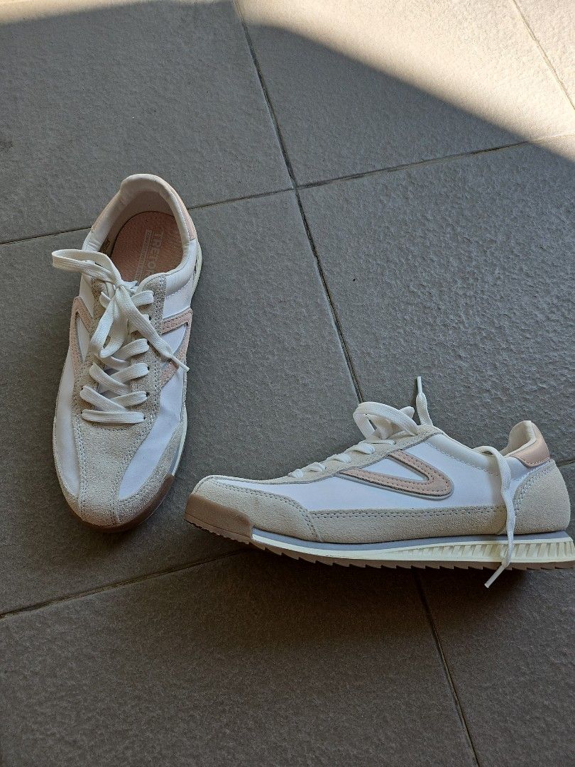 Tretorn Hailey Sneakers - Size 7.5 (Category: Sneakers) located in Muntinlupa City. Submitted by ycslash98 (Listing ID 1430987863, Image 1). Description: Tretorn Hailey sneakers in a cream and light pink colorway. Features a leather and man-made upper. The size is 7.5M. The soles have a unique hexagonal pattern. The insole has "Tretorn Comfort Insole System" printed on it. The shoes have white laces..