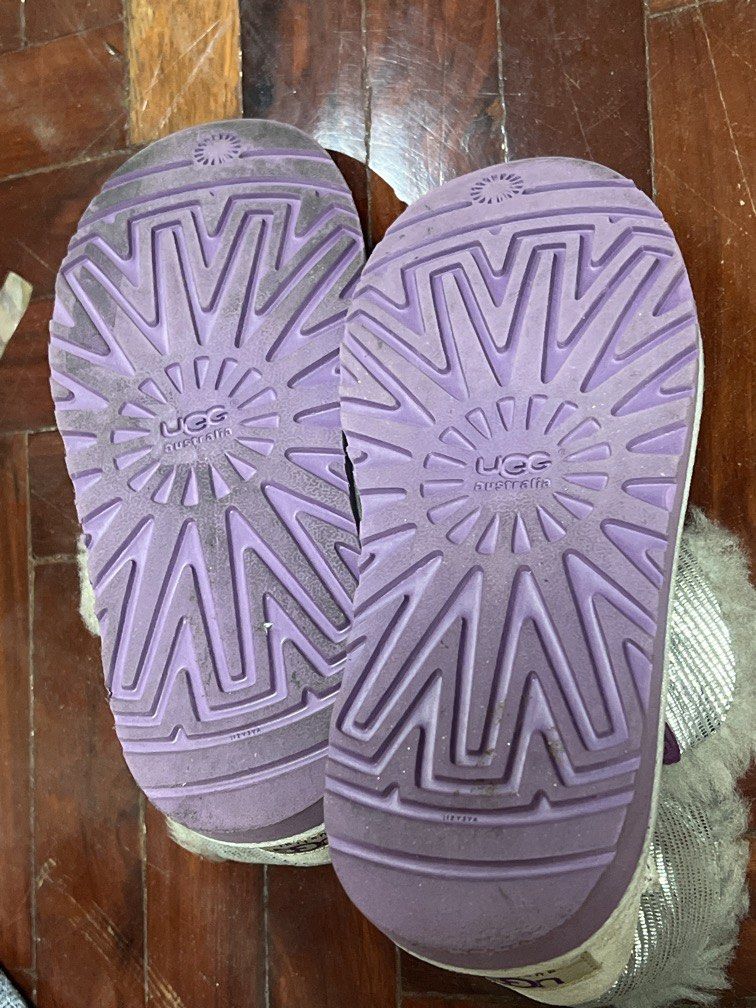 UGG (Category: Babies & Kids Fashion) located in Quezon City. Submitted by whatever_88 (Listing ID 1431058847, Image 3). Description: Size 5-6 like new .