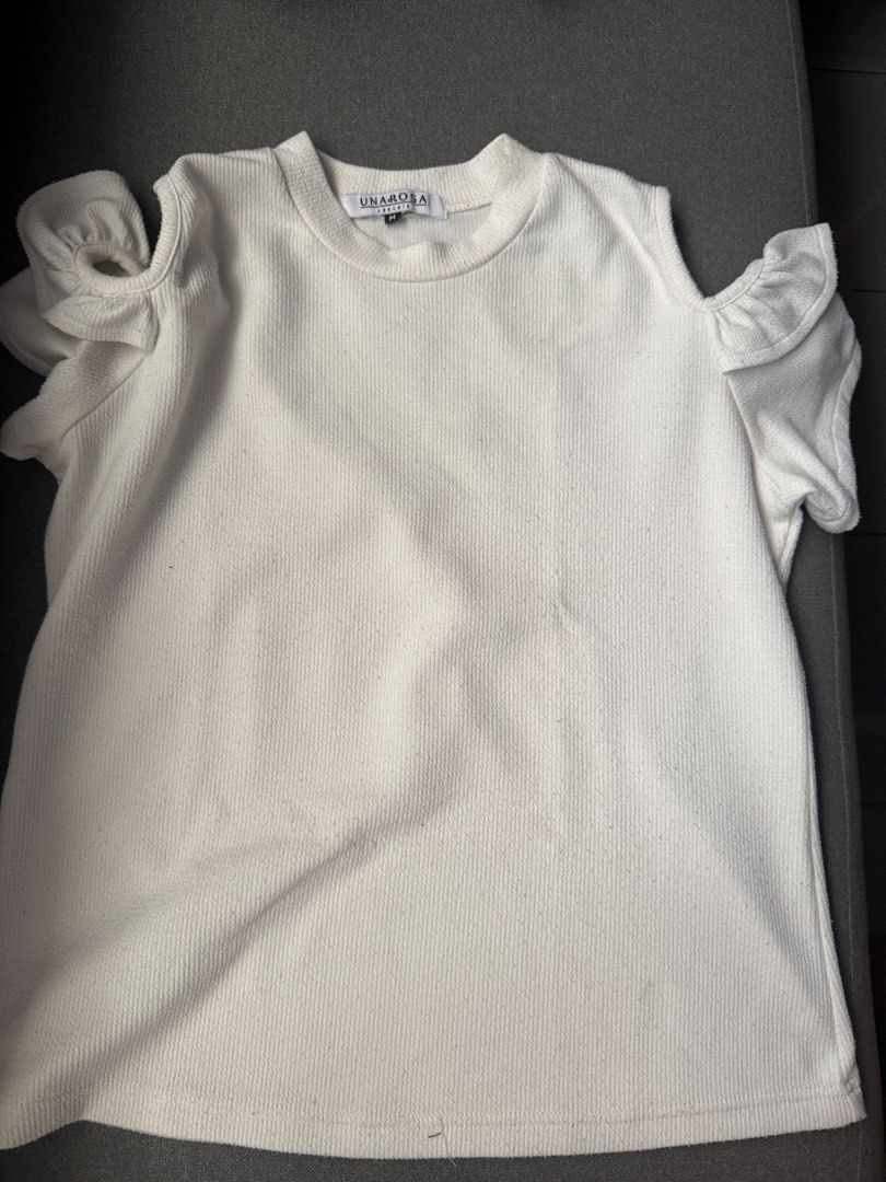 Unarosa Casuals White Cold Shoulder Top (Category: Blouses) located in Taguig. Submitted by ellaaa97 (Listing ID 1431004132, Image 1). Description: .