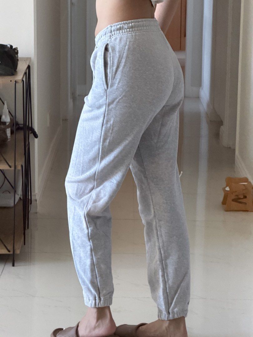 Uniqlo Jogger Pants in Grey (Category: Jeans) located in Cebu City. Submitted by itemsbysarah (Listing ID 1431064985, Image 2). Description: Uniqlo Joggers in Light Grey Size Small Used a few times, no flaws aside from minimal discolouration RFS: decluttering.