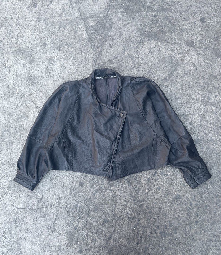 Vintage Black Leather Cropped Jacket (Category: Coats, Jackets and Outerwear) located in Taguig. Submitted by highlows (Listing ID 1431127674, Image 1). Description: Size large 22x20 issue walang butones sa baba good condition 9/10.