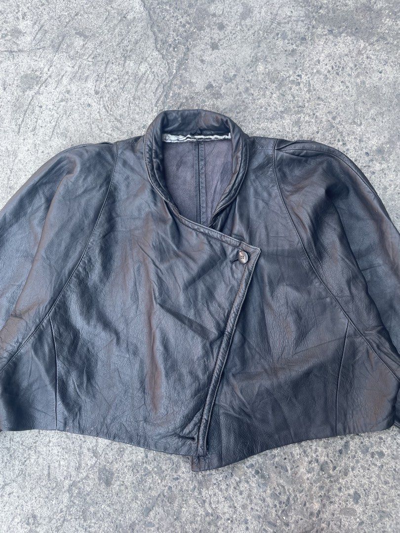 Vintage Black Leather Cropped Jacket (Category: Coats, Jackets and Outerwear) located in Taguig. Submitted by highlows (Listing ID 1431127674, Image 3). Description: Size large 22x20 issue walang butones sa baba good condition 9/10.