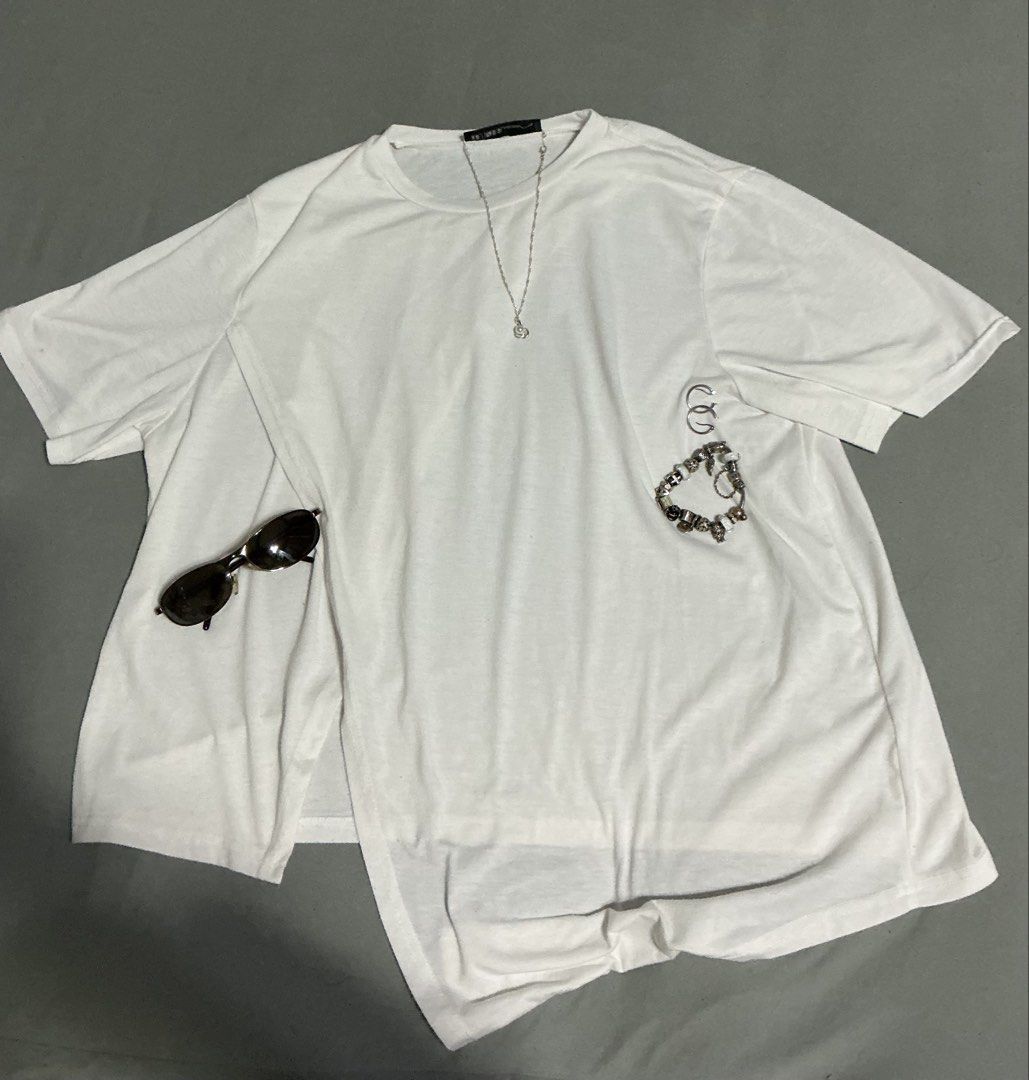 White Oversized T-shirt (Category: Shirts) located in Cainta. Submitted by theprelovedhanger (Listing ID 1431060482, Image 1). Description: White, short-sleeved, slit, shirt. (Accessories not included.) .