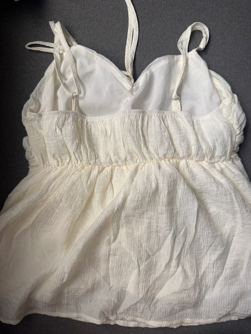 White Ruffled Cami Top (Category: Sleeveless) located in Taguig. Submitted by ellaaa97 (Listing ID 1430999985, Image 2). Description: .