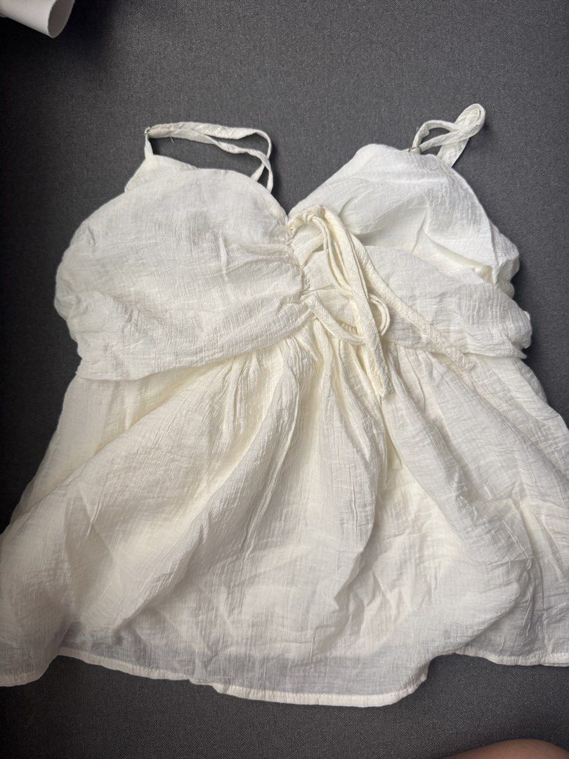 White Ruffled Cami Top (Category: Sleeveless) located in Taguig. Submitted by ellaaa97 (Listing ID 1430999985, Image 1). Description: .