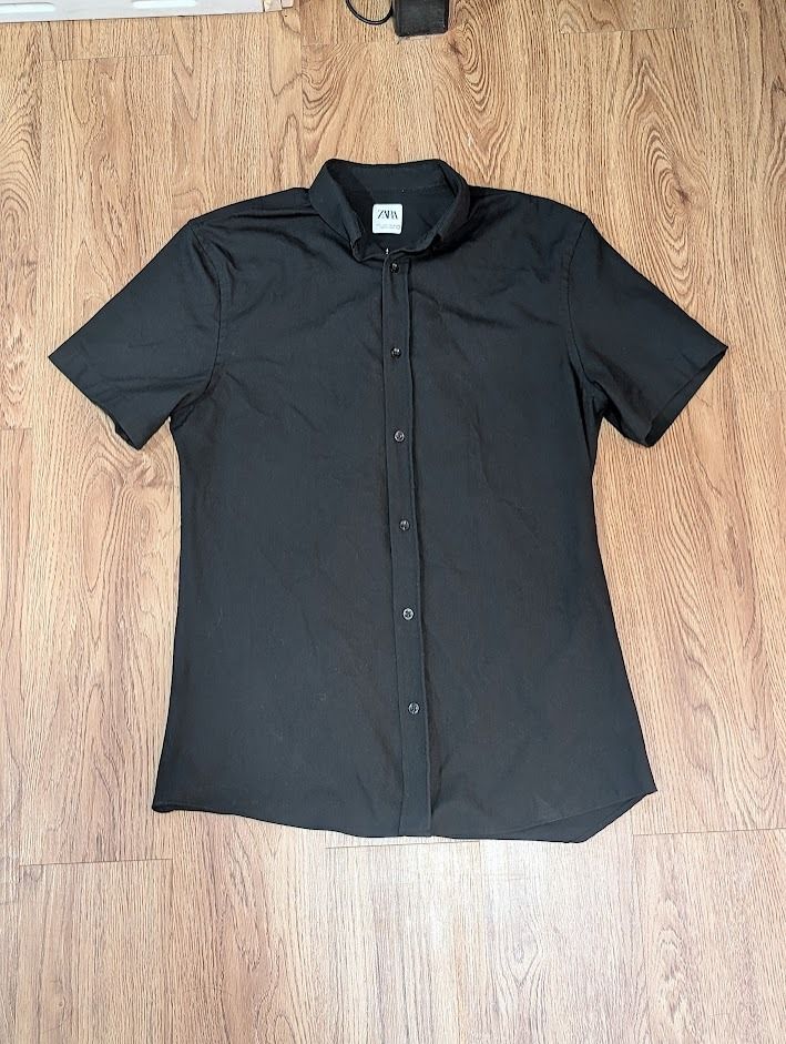 Zara Black Short Sleeve Button Down (Category: Shirts) located in Manila. Submitted by fromsiah (Listing ID 1430989945, Image 2). Description: Pre-owned ZARA BLACK COTTON BUTTON DOWN SIZE: Small on tag DIMENSIONS: Width - 20in Length - 28.5in CONDITION: 9.5/10 Color may vary due to lighting.