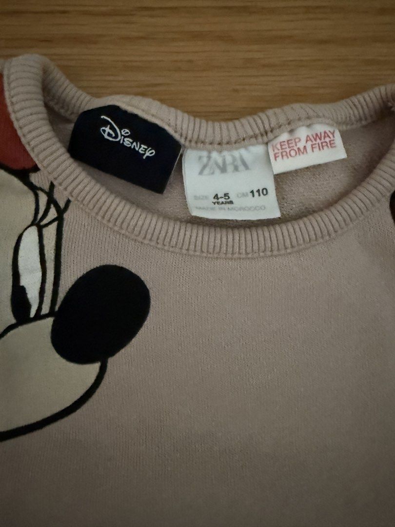 Zara Disney Minnie Mouse Sweater (Category: Babies & Kids Fashion) located in Quezon City. Submitted by declutter1ngmama (Listing ID 1430985264, Image 3). Description: Adorable long-sleeved sweater featuring Minnie Mouse graphics. The size is indicated as 4-5 years or 110 cm. The sweater is from Zara and has a Disney label. The design includes multiple Minnie Mouse faces and bows..