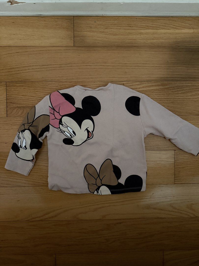 Zara Disney Minnie Mouse Sweater (Category: Babies & Kids Fashion) located in Quezon City. Submitted by declutter1ngmama (Listing ID 1430985264, Image 2). Description: Adorable long-sleeved sweater featuring Minnie Mouse graphics. The size is indicated as 4-5 years or 110 cm. The sweater is from Zara and has a Disney label. The design includes multiple Minnie Mouse faces and bows..