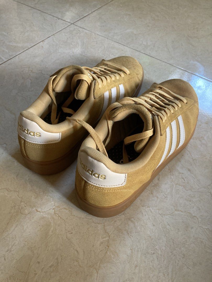 ADI grand court 2 (Category: Sneakers) located in Manila. Submitted by ajinn_ (Listing ID 1435384265, Image 2). Description: Like new with its original box Nego sa sure buyer! .