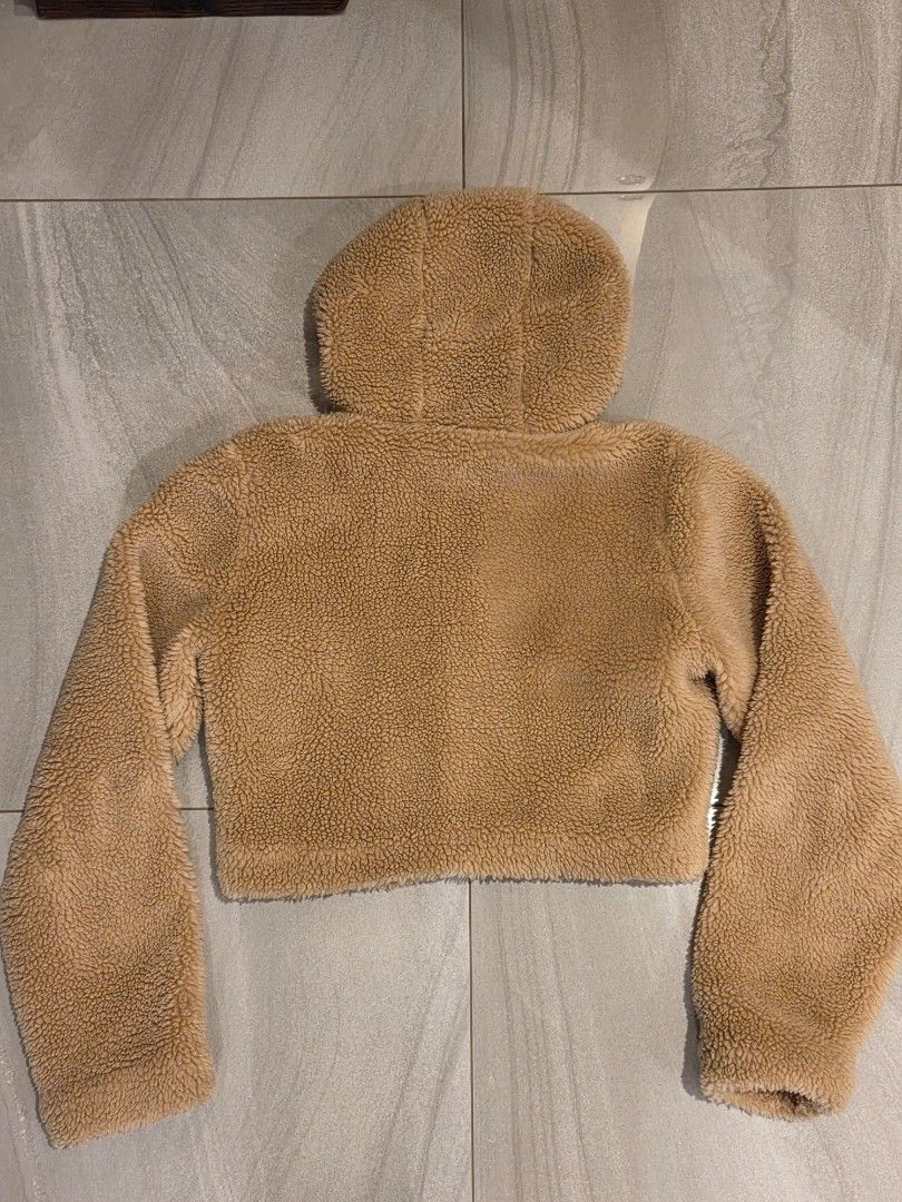 Alo Yoga Sherpa Jacket - Size S (Category: Activewear) located in Singapore. Submitted by limmythatsme (Listing ID 1435449862, Image 2). Description: Best during Winter - Alo Yoga sherpa jacket - Neutral beige color - Full zip closure - Hooded - Perfect for layering Original Price: USD$260 Open to negotiations!.