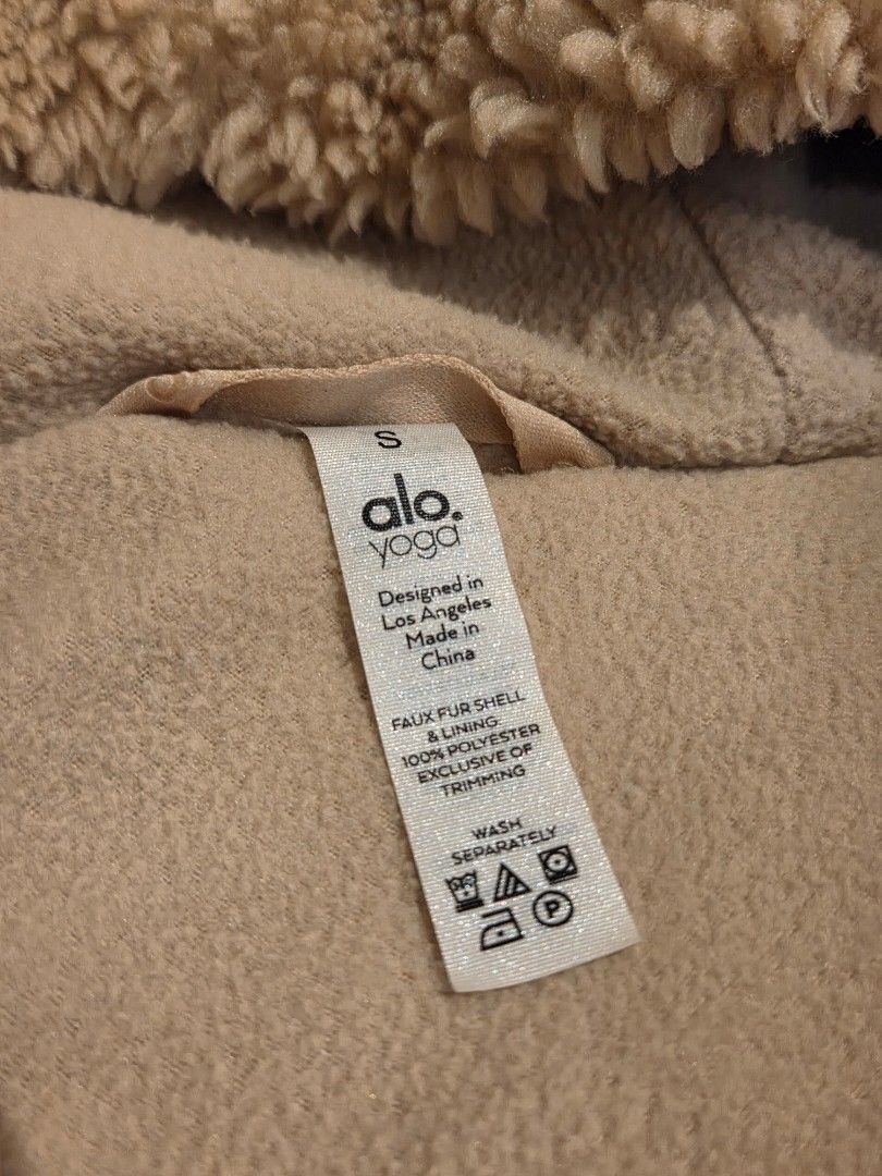 Alo Yoga Sherpa Jacket - Size S (Category: Activewear) located in Singapore. Submitted by limmythatsme (Listing ID 1435449862, Image 3). Description: Best during Winter - Alo Yoga sherpa jacket - Neutral beige color - Full zip closure - Hooded - Perfect for layering Original Price: USD$260 Open to negotiations!.