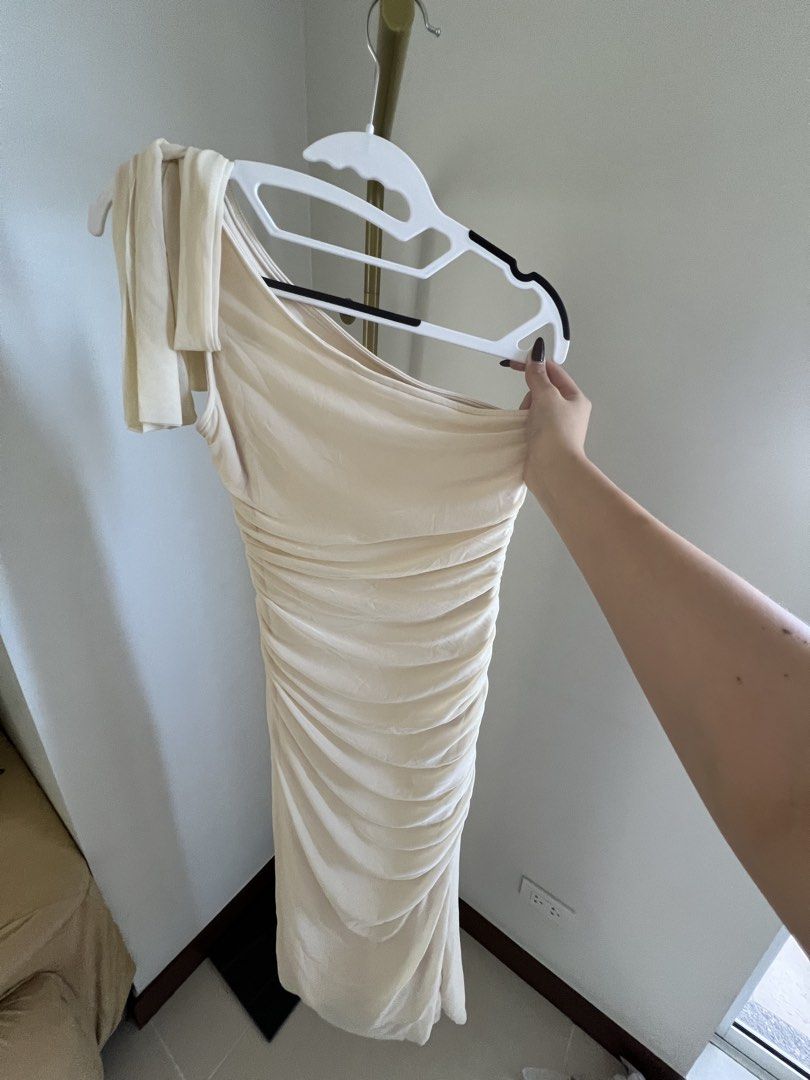 Apricot Long Dress (Category: Dresses) located in Pasay City. Submitted by declutterwme01 (Listing ID 1435472171, Image 3). Description: 26-28 waistline loc: taft (DLSU) or españa (UST) mop: gcash or cash can do meetups or deliver by lalamove.