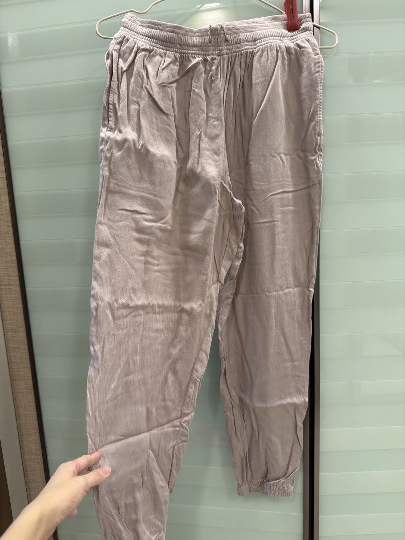 Beige / Nude Easy Pants Uniqlo (Category: Other Bottoms) located in Manila. Submitted by act92 (Listing ID 1435352952, Image 1). Description: Uniqlo Easy Pants.