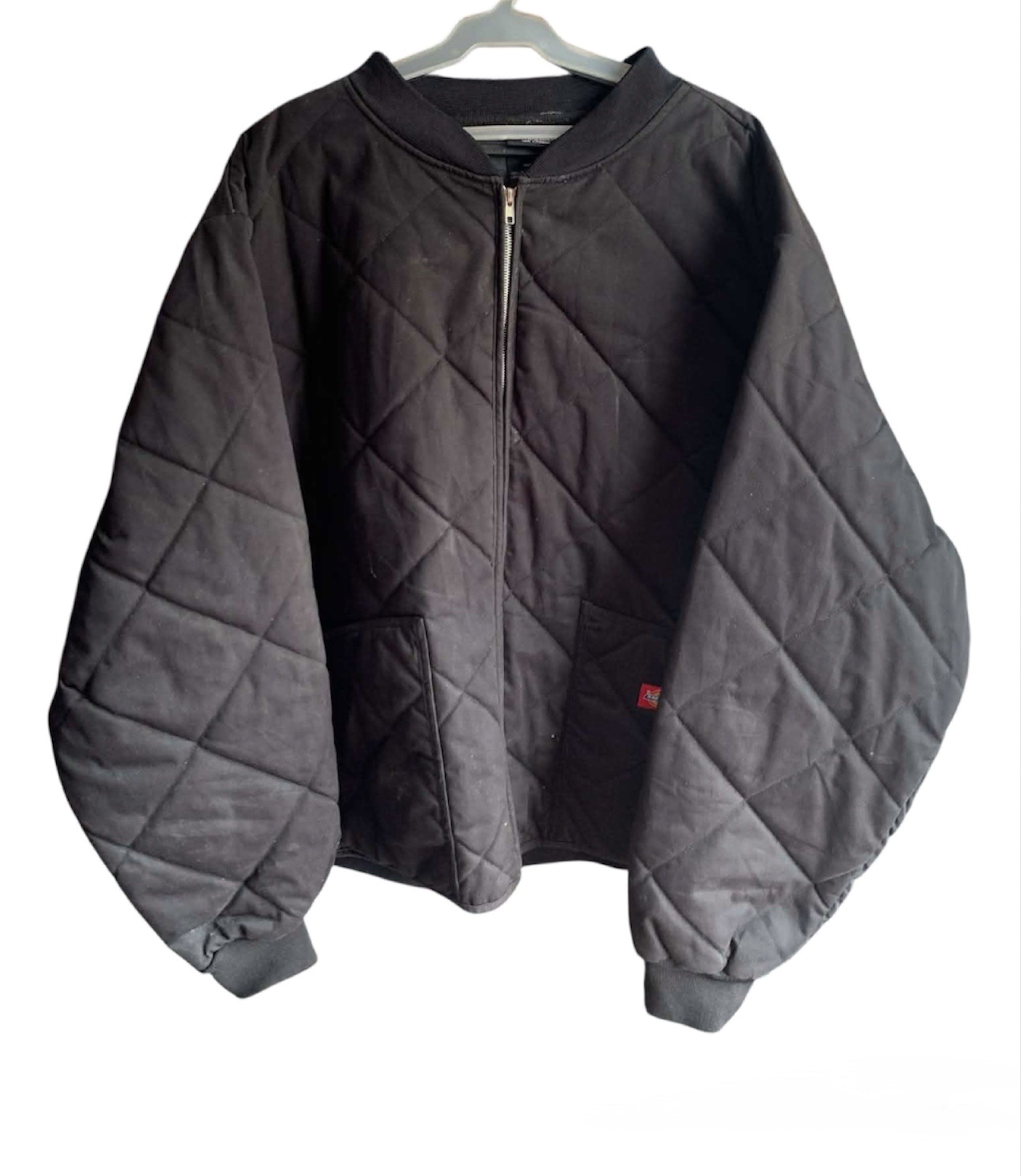 Big Quilted Jacket Dickies (Category: Coats, Jackets and Outerwear) located in Quezon City. Submitted by cornerco (Listing ID 1435464267, Image 1). Description: Ready to wear Pit to pit 30 inches Jacket for Big boys Price nego.
