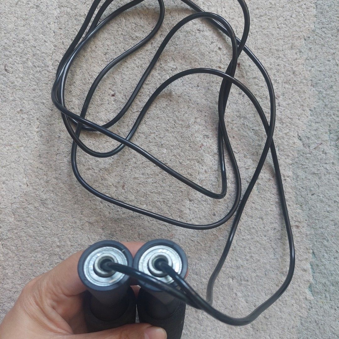 Black Jump Rope with Foam Handles (Category: Cardio & Fitness Machines) located in Mandaluyong City. Submitted by locolady (Listing ID 1435400613, Image 3). Description: - Black jump rope - Comfortable foam handles - Durable rope material - Contoured handles for better grip - Suitable for various fitness activities.