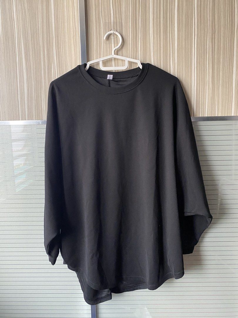 Blouse Batwing (Category: Longsleeves) located in Jerteh. Submitted by preloved.wowa (Listing ID 1435442921, Image 1). Description: Batwing Blouse waffle by Panda Eyes Detail : ✅ Freesize (fit S-M) ✅ Colour : Black ❌No Joy Buyer ❌ ❌ No Fussy Buyer ❌ Kindly DM me to purchase. Thank you ❤️.