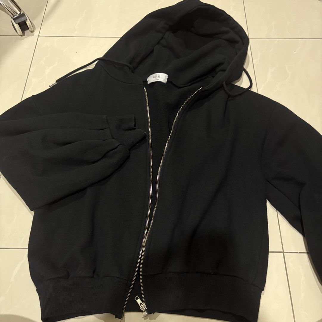 BUNDLE jacket / uniqlo / black / white (Category: Coats, Jackets and Outerwear) located in Cebu City. Submitted by letsdeeeeclutter (Listing ID 1435365445, Image 2). Description: black jacket : semi cropped white jacket : XL (white removable stains).