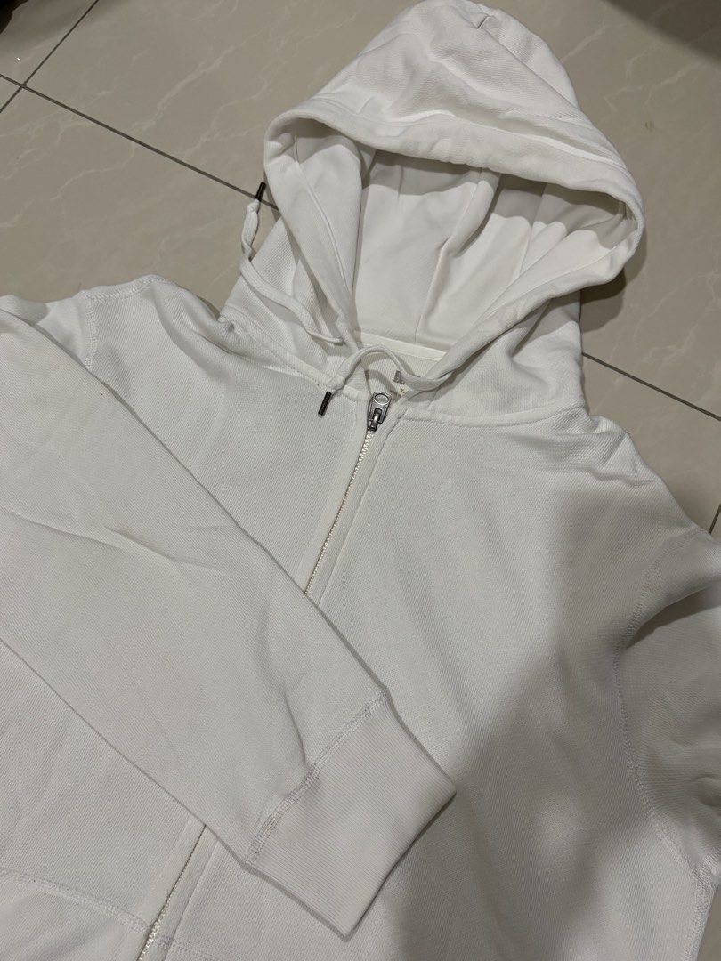 BUNDLE jacket / uniqlo / black / white (Category: Coats, Jackets and Outerwear) located in Cebu City. Submitted by letsdeeeeclutter (Listing ID 1435365445, Image 3). Description: black jacket : semi cropped white jacket : XL (white removable stains).