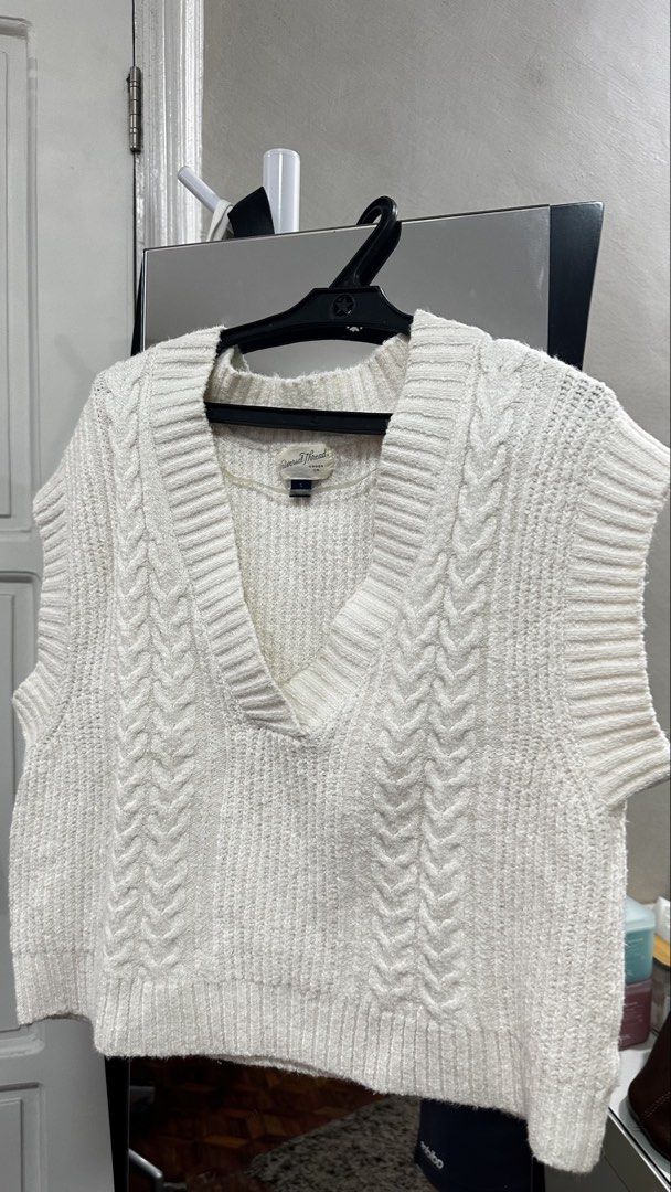 Cable Knit Sweater Vest - Small (Category: Vests) located in Quezon City. Submitted by ironmaem (Listing ID 1435494825, Image 2). Description: - Universal Thread is a US brand (Target) - Size: Small - Textured knit fabric - Great for layering, for beaches etc.