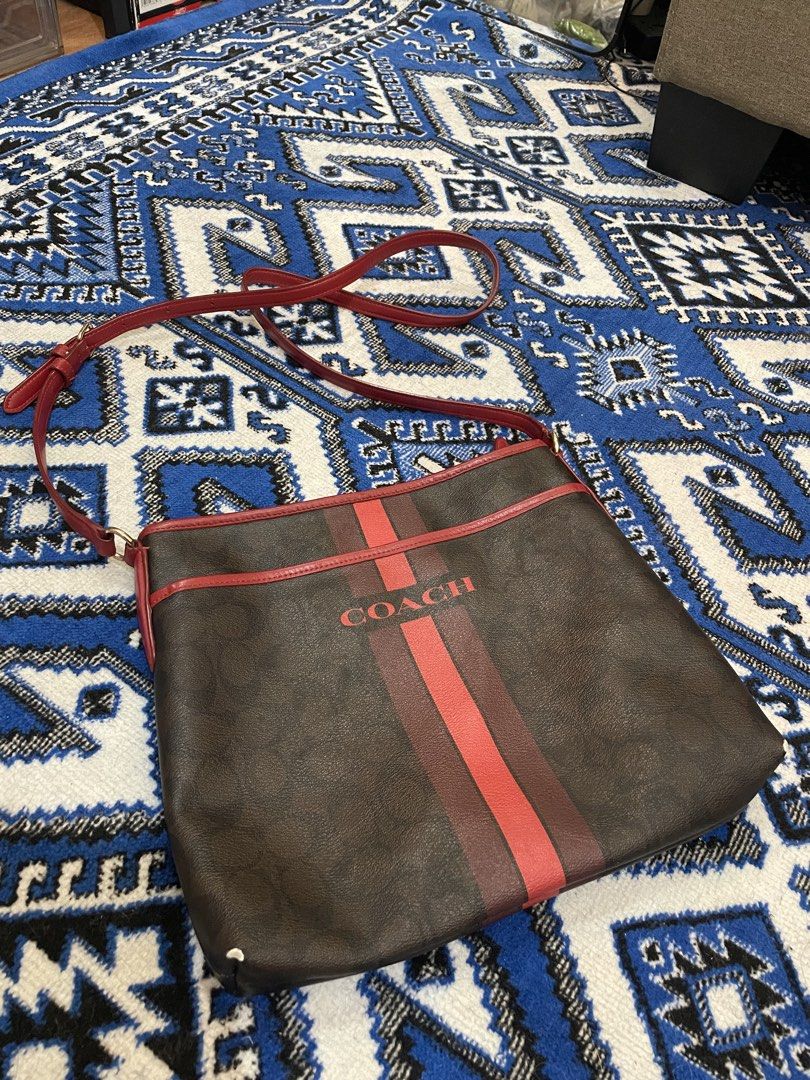 Coach shoulder bag (Category: Luxury Bags & Wallets) located in Marikina City. Submitted by _angelo (Listing ID 1435387597, Image 1). Description: Coach shoulder bag dark brown used minimal issue 1500 php san mateo rizal .