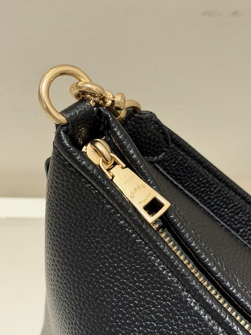 Coach Shoulder Bag (Category: Luxury Bags & Wallets) located in Tanauan. Submitted by dee_preloved03 (Listing ID 1435463942, Image 3). Description: .