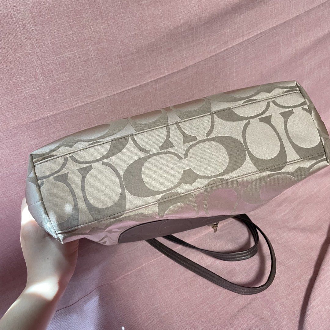 Coach Signature Tote Bag (Category: Luxury Bags & Wallets) located in San Fernando. Submitted by digixtwintales (Listing ID 1435346447, Image 3). Description: 💌 no flaws! 💌 normal signs of use 💌slightly nego 💌 fits 13/14 inch laptop 💌 NO RETURN/REFUND MOP: Gcash/Gotyme MOD: Tiktok checkout via j&t.