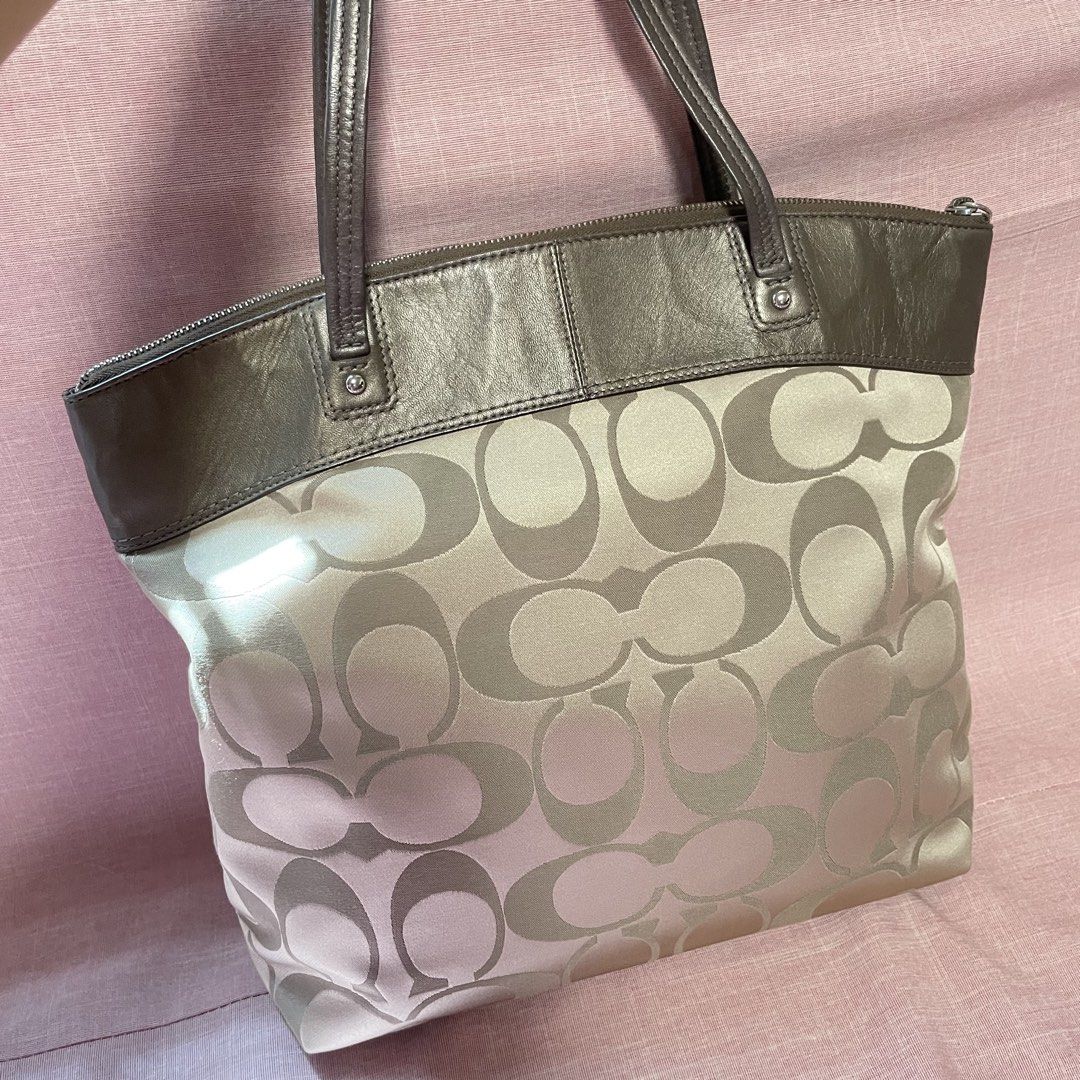Coach Signature Tote Bag (Category: Luxury Bags & Wallets) located in San Fernando. Submitted by digixtwintales (Listing ID 1435346447, Image 2). Description: 💌 no flaws! 💌 normal signs of use 💌slightly nego 💌 fits 13/14 inch laptop 💌 NO RETURN/REFUND MOP: Gcash/Gotyme MOD: Tiktok checkout via j&t.