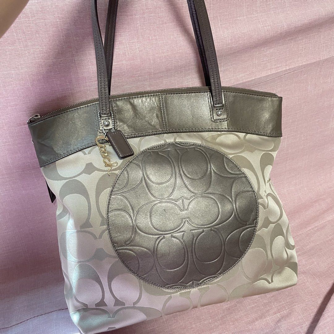 Coach Signature Tote Bag (Category: Luxury Bags & Wallets) located in San Fernando. Submitted by digixtwintales (Listing ID 1435346447, Image 1). Description: 💌 no flaws! 💌 normal signs of use 💌slightly nego 💌 fits 13/14 inch laptop 💌 NO RETURN/REFUND MOP: Gcash/Gotyme MOD: Tiktok checkout via j&t.