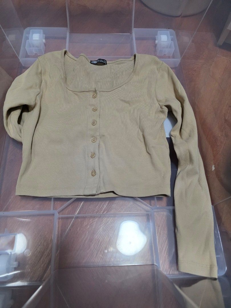 Cotton on pencil skirt (Category: Skirts) located in Calamba. Submitted by fatsyfatty (Listing ID 1435468129, Image 2). Description: Brandnew with tag Cotton On Pencil Skirt •army green •Small size with free zara (overrun) cardigan top size : L.