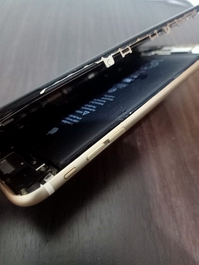 Defective iPhone 6s plus (Category: iPhone 6 Series) located in Las Pinas. Submitted by the_recycle_shop (Listing ID 1435493131, Image 3). Description: Defective bloated battery Selling as is buy at your own risk For parts or repair .
