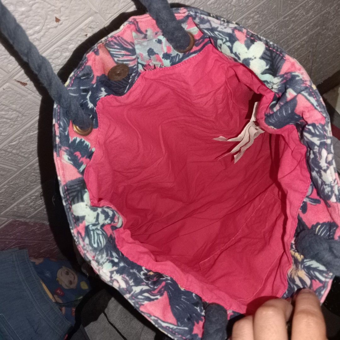 Floral Tote Bag with Rope Handles (Category: Tote Bags) located in Taytay. Submitted by mama.abs (Listing ID 1435487525, Image 2). Description: Sign of usage, bagong laba. perfect pang summer bag or beach bag. .