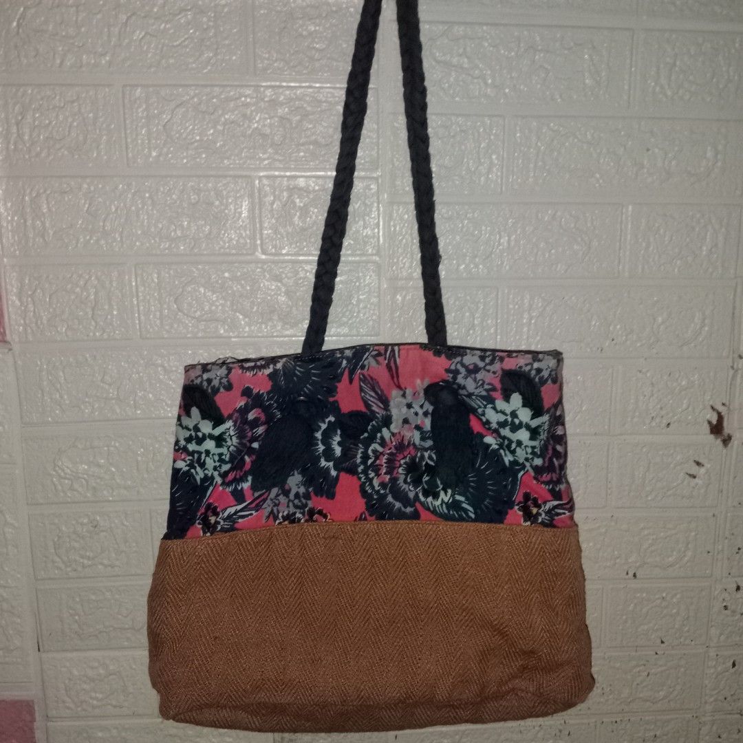 Floral Tote Bag with Rope Handles (Category: Tote Bags) located in Taytay. Submitted by mama.abs (Listing ID 1435487525, Image 1). Description: Sign of usage, bagong laba. perfect pang summer bag or beach bag. .