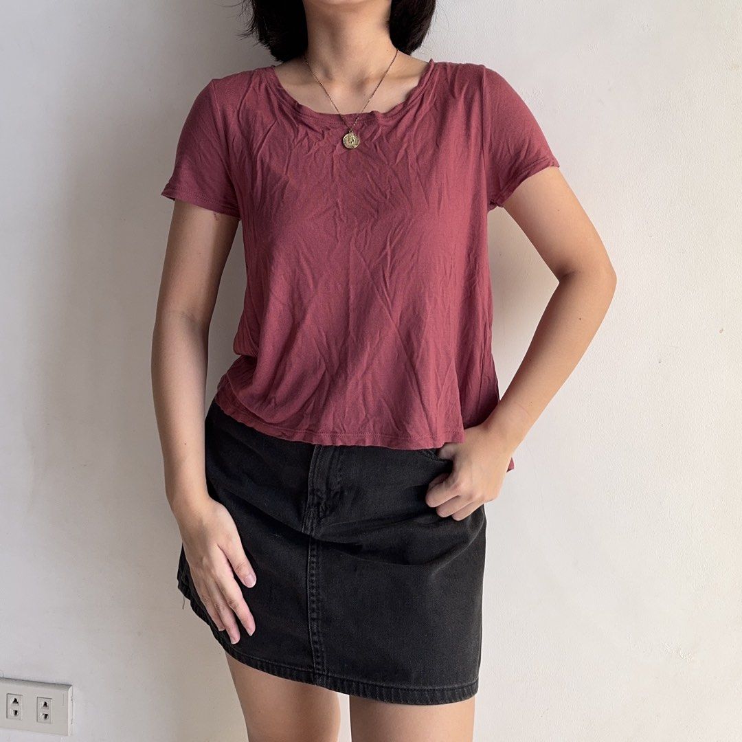 Forever 21 Maroon Slit Back T-shirt (Category: Shirts) located in Bulacan. Submitted by _arislmt (Listing ID 1435395098, Image 1). Description: Fits up to S Only used once.