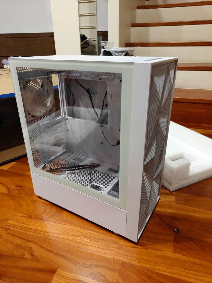 Tecware White Computer Case (Category: Computer Parts) located in Singapore. Submitted by iidad (Listing ID 1435448273, Image 2). Description: - Similar to Fractal Design Meshify 2 Lite PC case - Tempered glass side panel - Mesh front panel for optimal airflow - Ideal for new PC builds - Self Collect.