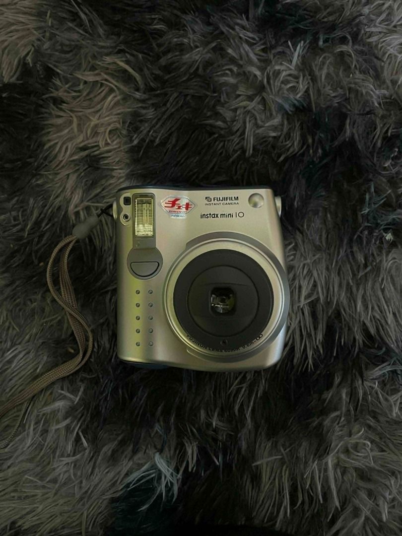 Fujifilm Instax Mini 10 Instant Camera (Category: Cameras) located in Dasmarinas. Submitted by dnielxai (Listing ID 1435448817, Image 1). Description: Fujifilm Instax Mini 10 – Vintage Instant Camera (1998) P 1900fixed Key Features: Lens: 60mm f/12.3 Fujinon lens Shutter Speed: 1/30 to 1/400 sec Focus: Manual focus with two-step adjustment Flash working Power: Operates on 2x CR123A batteries (included) Condition: Pre-owned and well-maintained Ful