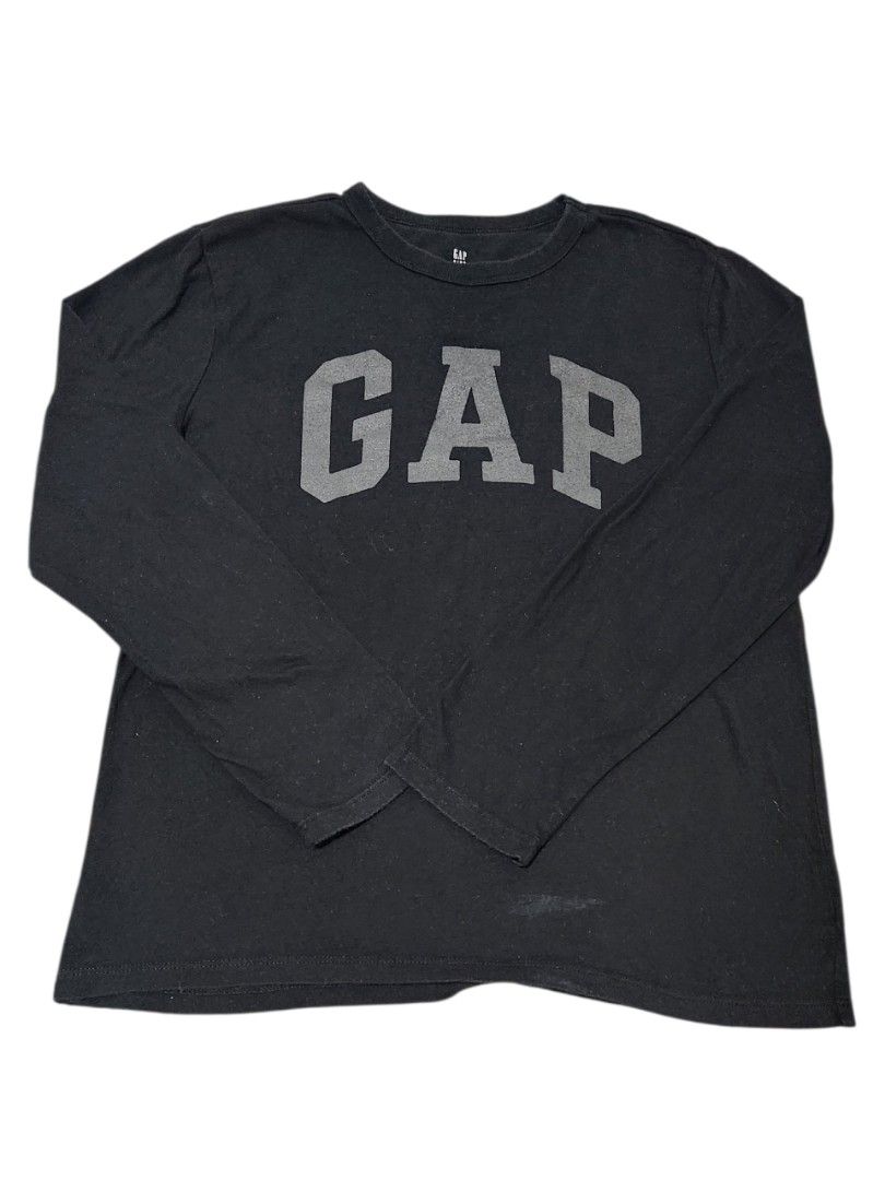 GAP Long Sleeve Shirt (Category: Babies & Kids Fashion) located in Paranaque City. Submitted by macadamia31 (Listing ID 1435463308, Image 1). Description: - GAP black long sleeve shirt - Grey collegiate-style logo - Crew neck - Long sleeves - Cotton blend - Minor stain near bottom.