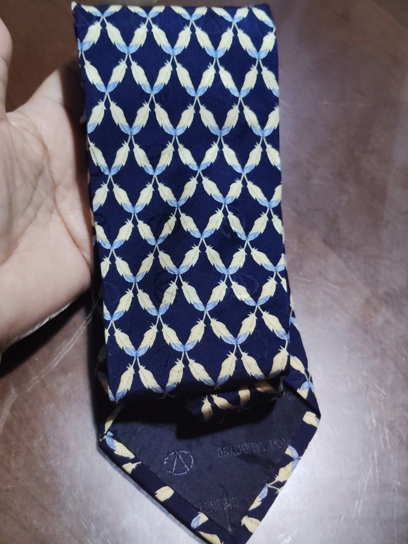 Giovanni Valentino Silk Tie (Category: Ties) located in Cebu City. Submitted by almzcorner (Listing ID 1435417429, Image 2). Description: - Giovanni Valentino tie - Navy blue base - Light blue and yellow feather pattern - Made in Italy - Brand logo lining - Dry clean only.