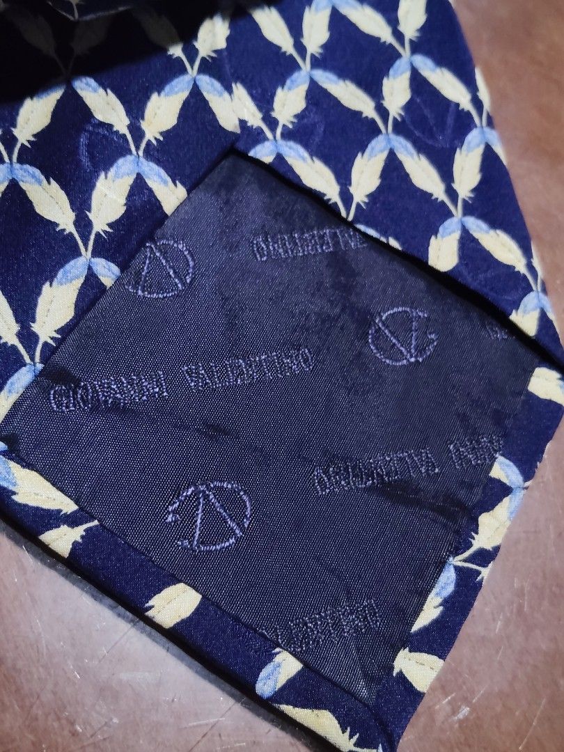 Giovanni Valentino Silk Tie (Category: Ties) located in Cebu City. Submitted by almzcorner (Listing ID 1435417429, Image 3). Description: - Giovanni Valentino tie - Navy blue base - Light blue and yellow feather pattern - Made in Italy - Brand logo lining - Dry clean only.