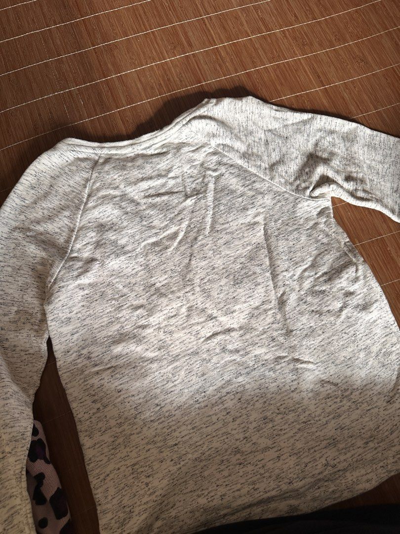 Grey Sweatshirt (Category: Coats, Jackets and Outerwear) located in Valenzuela. Submitted by sol___ (Listing ID 1435414353, Image 2). Description: - Grey crew neck sweatshirt - Long sleeves - Casual and comfortable.