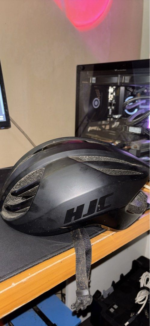 HJC Atara M Black Helmet (Category: Bicycles) located in Caloocan City. Submitted by jaredponc02925 (Listing ID 1435519499, Image 3). Description: HJC Atara helmet size M.