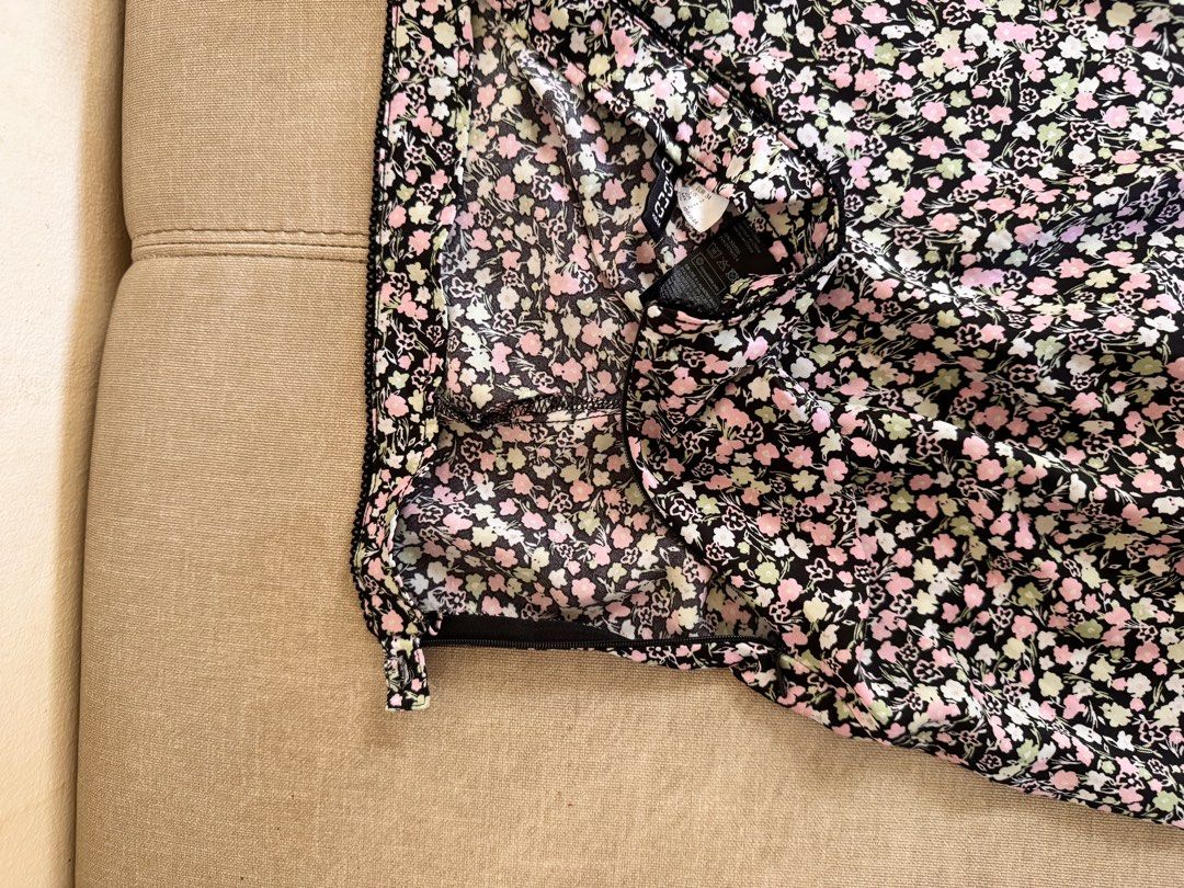 H&M Floral Midi Skirt (Category: Skirts) located in Santa Rosa. Submitted by aoki_11 (Listing ID 1435340142, Image 3). Description: - H&M midi skirt features a beautiful floral - The skirt is size 2, as indicated on the tag. - Stylish - FITS SIZE xs to S - NO DEFECTS.
