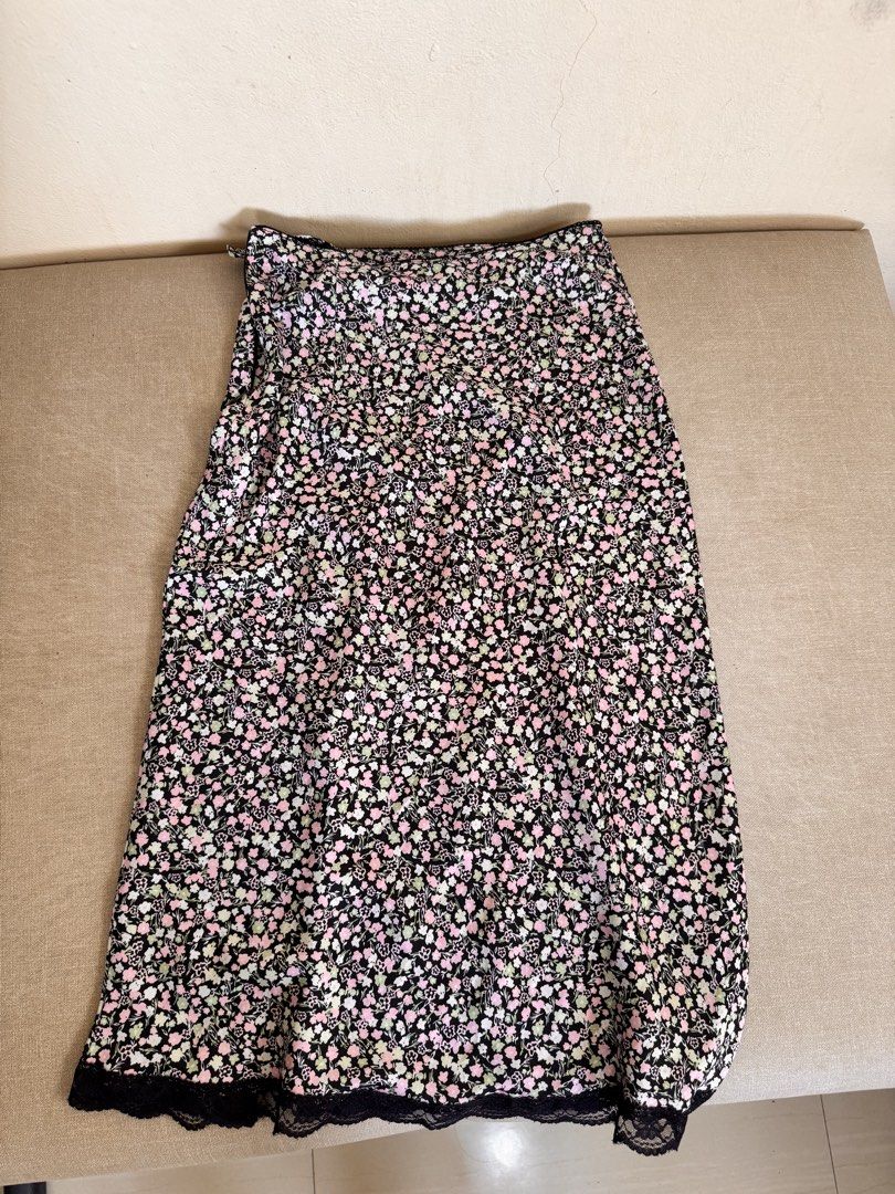 H&M Floral Midi Skirt (Category: Skirts) located in Santa Rosa. Submitted by aoki_11 (Listing ID 1435340142, Image 1). Description: - H&M midi skirt features a beautiful floral - The skirt is size 2, as indicated on the tag. - Stylish - FITS SIZE xs to S - NO DEFECTS.